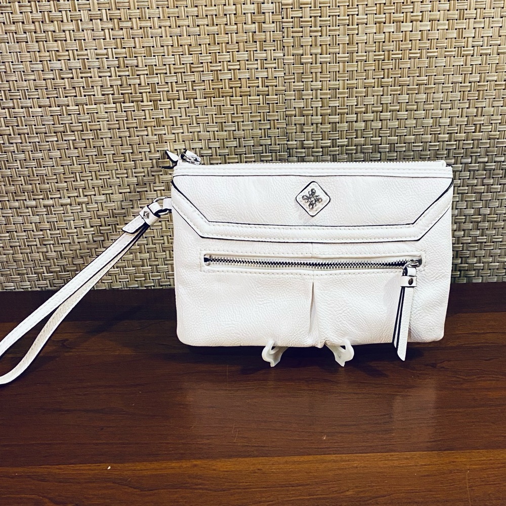 🌟HP🌟NWOT Vera Wang White Zippered Wristlet